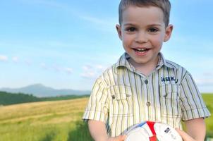 jongen genieten van buitenshuis foto