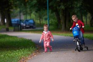 jongen en meisje met fiets foto