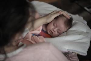 nieuw geboren baby slapen en in dromen smilling foto