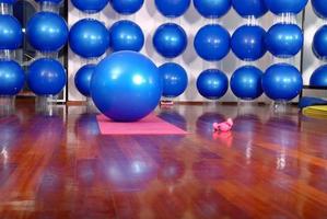 geschiktheid studio met blauw pilates ballen foto