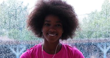 portret van jong afro Amerikaans vrouw in Sportschool foto