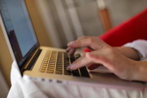 vrouw gebruik makend van een laptop computer Bij huis foto