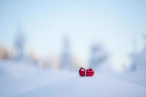 Kerstmis bal in sneeuw foto