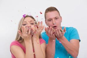 romantisch jong paar vieren partij met confetti foto