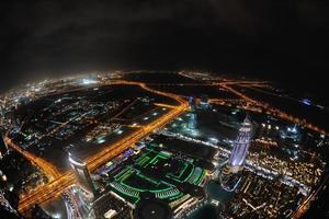 panorama van naar beneden stad- Dubai stad Bij nacht foto