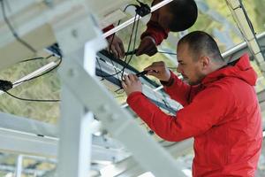 mannetje zonne- paneel ingenieur Bij werk plaats foto