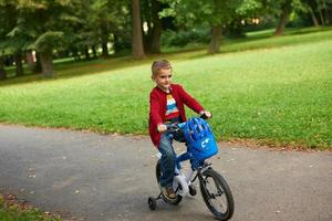 jongen Aan de fiets Bij park foto