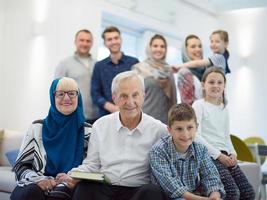 portret van gelukkig modern moslim familie foto