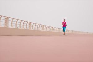 vrouw bezig rennen Aan de promenade foto
