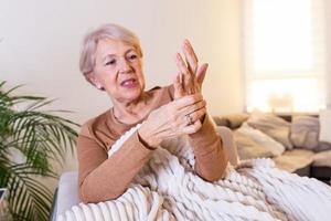 ouderen vrouw lijden van pijn in hand, artritis oud persoon en senior vrouw vrouw lijden van pijn Bij huis foto