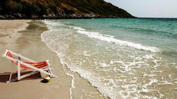 kleurrijk strand stoel en geschild kokosnoot Aan de strand. foto