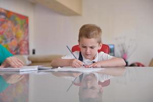 jongen huiswerk foto