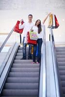 gelukkig jong paar in boodschappen doen foto