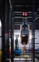 vrouw werken uit Aan gymnastiek- ringen foto