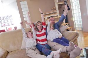 gelukkig jong familie Bij huis foto