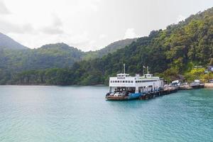 traktaat, thailand-april 14,2022 de veerboot Bij de pier transporten meerdere auto's aan de overkant de kust naar koh veranderen. foto