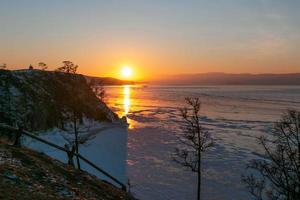 kaap van boer, mooi zo gezichtspunt voor zonsondergang van meer Baikal reizend. foto