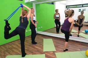 Dames in een geschiktheid centrum foto