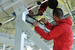 mannetje zonne- paneel ingenieur Bij werk plaats foto