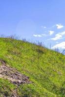 opgegraven zand bergen en puin aambeien steengroeve meer baggeren vijver. foto