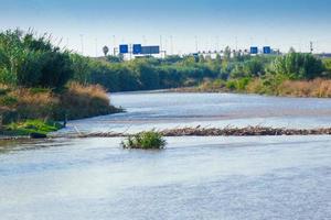 llobregat rivier- en de brug dat kruisen de rivier- Bij sant feliu de llobregat foto