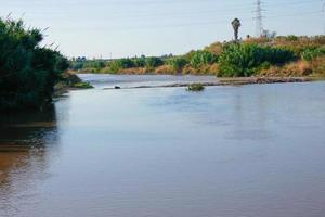 llobregat rivier- en de brug dat kruisen de rivier- Bij sant feliu de llobregat foto