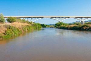 llobregat rivier- en de brug dat kruisen de rivier- Bij sant feliu de llobregat foto