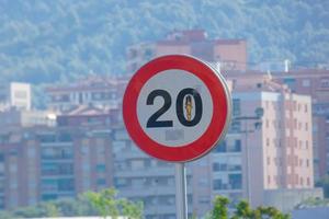 verkeer teken beperkend snelheid Aan een landelijk weg foto