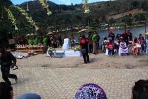 sterven, Indonesië - augustus 1, 2015. dieng cultuur festival, toeristen volgen de dreadlocks processie gedurende de dieng cultuur festival evenement Bij sterven, banjarnegara wijk, centraal Java foto