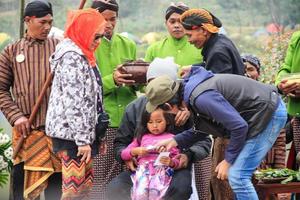 sterven, Indonesië - augustus 1, 2015. dieng cultuur festival, toeristen volgen de dreadlocks processie gedurende de dieng cultuur festival evenement Bij sterven, banjarnegara wijk, centraal Java foto