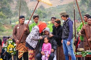 sterven, Indonesië - augustus 1, 2015. dieng cultuur festival, toeristen volgen de dreadlocks processie gedurende de dieng cultuur festival evenement Bij sterven, banjarnegara wijk, centraal Java foto