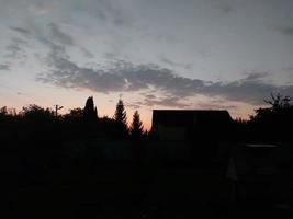 zomer wolken tegen de blauw lucht foto