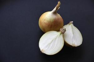 ui besnoeiing in voor de helft en geheel Aan een zwart achtergrond. heerlijk bollen detailopname. foto