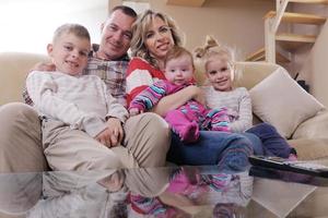 gelukkig jong familie Bij huis foto