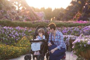 moeder en dochter in bloem tuin foto