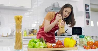 jong Aziatisch vrouw Koken in keuken Bij huis. foto