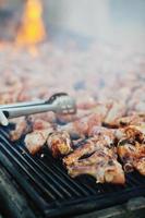 barbecue met kip rooster foto