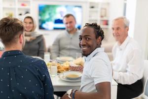 zwart Mens genieten van iftar avondeten met familie foto