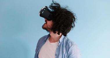 Mens gebruik makend van vr koptelefoon bril van virtueel realiteit foto