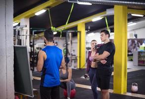 atleten krijgen instructies van trainer foto