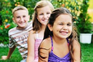 gelukkig kinderen buitenshuis foto