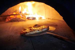 rustiek pizza in hout ontslagen oven foto