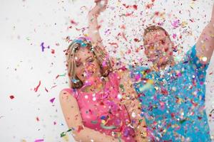 romantisch jong paar vieren partij met confetti foto