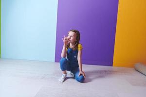 schattig weinig meisje dansen Bij huis foto