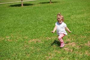 weinig meisje hebben pret in park foto