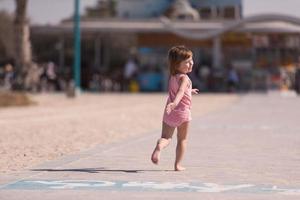 weinig schattig meisje Bij strand foto