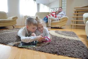 gelukkig jong familie Bij huis foto