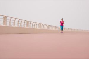 vrouw bezig rennen Aan de promenade foto