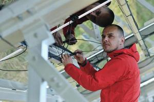 mannetje zonne- paneel ingenieur Bij werk plaats foto