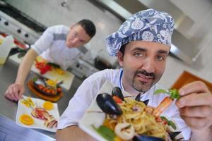 chef-kok bereiden van voedsel foto